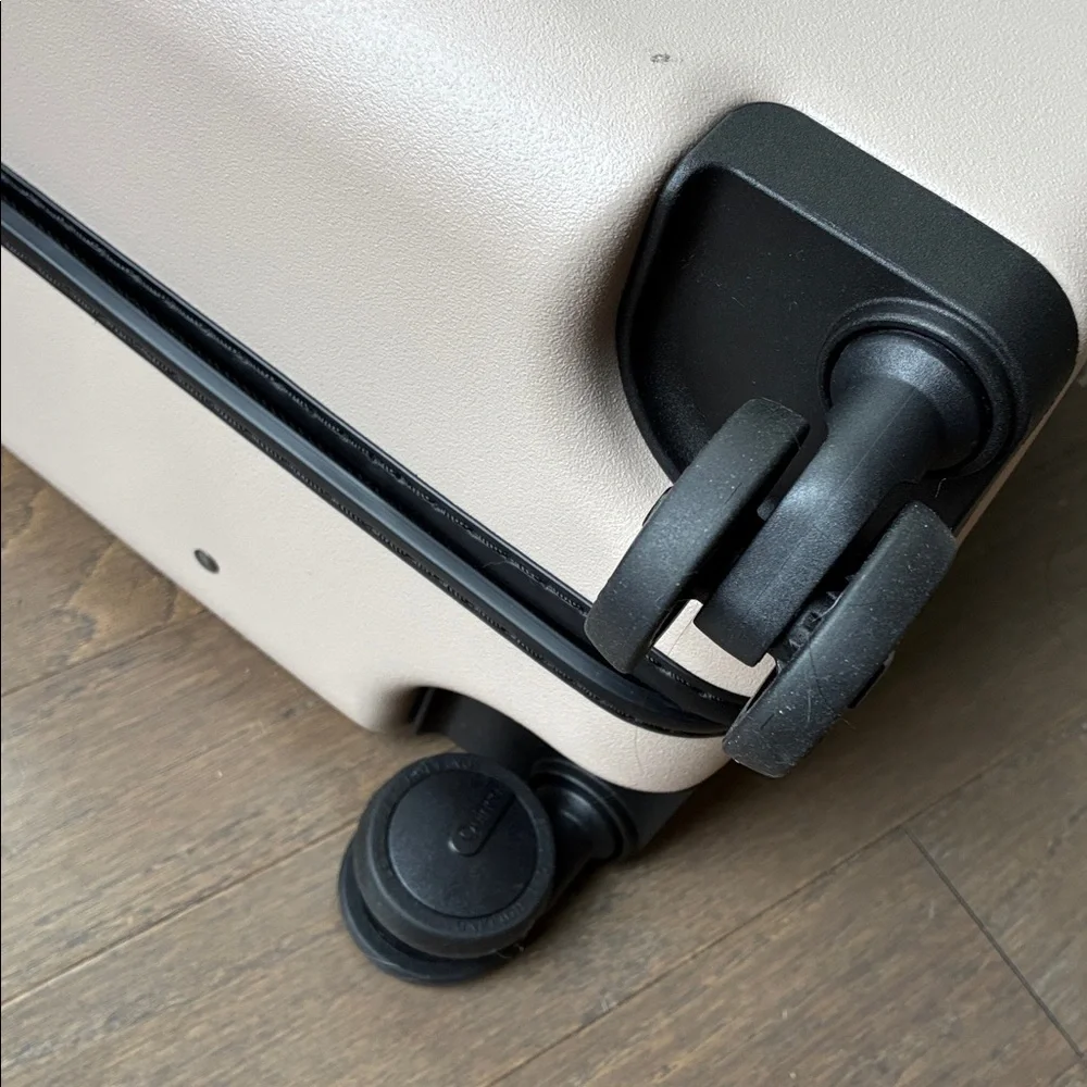 Quince 22” Carry-On - Picture 9 of 11